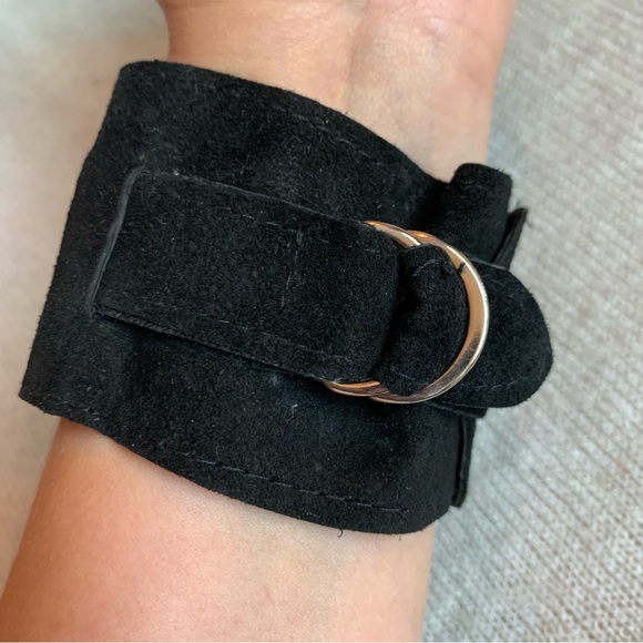 Hand crafted - Black Leather Cuff pearls bead metal pieces ajustable bracelet - Picture 2 of 8